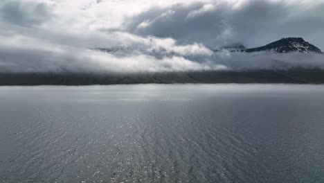 Cielo-Nublado-Sobre-El-Fiordo-Faskrudsfjordur-En-El-Este-De-Islandia