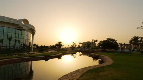 Infinity-Pool-Bei-Sonnenuntergang-In-Sentido-Palm-Royale-In-Soma-Bay,-Hurghada,-Ägypten