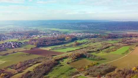 Luftaufnahme-Von-Und-Den-Kleinen-Deutschen-Dörfern-Und-Landschaften-In-Der-Nähe-Des-Walberla-plateaus,-Das-Teil-Des-Veldensteinwaldes-In-Der-Oberfränkischen-Schweiz-Ist