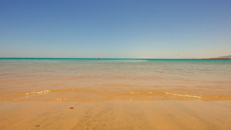 Olas-Tranquilas-Sobre-La-Playa-De-Arena-Dorada-En-Hurghada,-Egipto