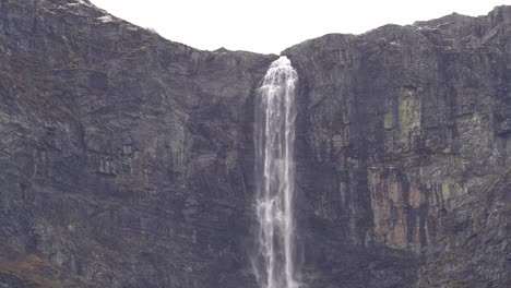 Impresionante-Cascada-Que-Cae-Desde-La-Meseta-De-La-Montaña-Hardangervidda-En-Lofthus---Cascada-Skrijjofossen-Durante-El-Otoño-En-Hardanger-Noruega