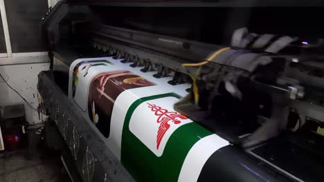 Máquina-De-Impresión-De-Pancartas-De-Gran-Formato-En-Funcionamiento.-Industria