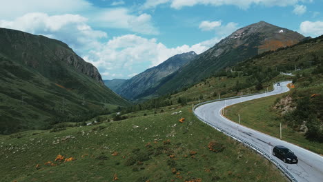 Coches-Y-Motocicletas-Conduciendo-Por-La-Pintoresca-Carretera-De-La-Frontera-Entre-Andorra-Y-Francia-En-Las-Montañas-De-Los-Pirineos-En-Un-Día-Soleado