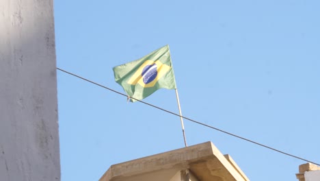 Bandera-De-Brasil-Ondeando-En-El-Viento-En-La-Parte-Superior-Del-Edificio-En-Malir,-Karachi