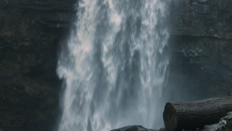 Schwenken-Des-Wasserfalls-Mit-Baumstamm-Und-Baumstumpf-In-Wales,-Großbritannien,-4k