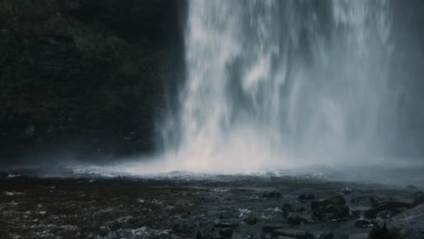 Riesiger-Wasserfall-Mit-Bemoosten-Klippen-Und-Felsen-In-Wales-UK-4k