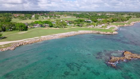 Golfplatz-Am-Meer-Mit-Kristallklarem-Blauem-Wasser-Der-Bucht-Von-Caleton-De-La-Majagua-In-Casa-De-Campo,-Dominikanische-Republik