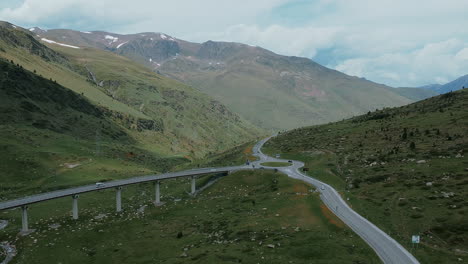 Tráfico-A-Través-Del-Puente-Con-Cruce-De-Carreteras-Rotonda-Cerca-De-La-Ciudad-De-El-Pas-De-La-Casa-En-Andorra