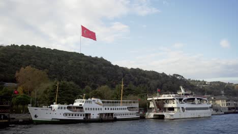 Große-Flagge-Der-Türkei-Auf-Dem-Hügel-In-Istanbul