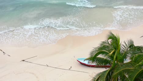 Statische-Stativantenne-Aus-Türkisblauen-Wellen,-Die-Auf-Den-Leeren-Strand-Der-Schiffbrüchigen-Stürzen