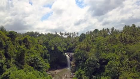 Slowmotion-Magisches-Luftbild-Flugpanorama-Übersichtsdrohne-Des-Bali-Dschungelwasserfalls-Tagsüber-Sommer-2017