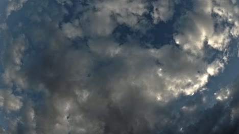 Dunkle-Und-Schwere-Wolken-Des-Leslie-sturms,-Front-In-Europa,-Die-Am-Himmel-Schweben