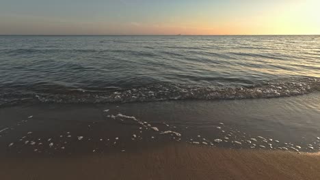 Ruhiges-Wasser---Meereswellen-Am-Strand-Bei-Morgendlichem-Sonnenaufgang-Gegen-6-Uhr---Nahaufnahme