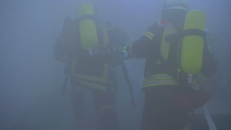 Zwei-Deutsche-Feuerwehrleute-Suchen-Im-Dunst-Nach-Vermissten