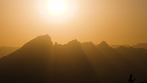 Epischer-Sonnenuntergang-über-Vier-Gipfeln-In-Den-Jebel-Shams-Bergen,-Oman