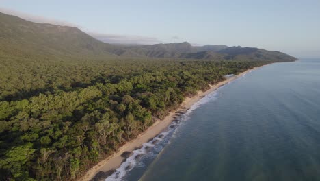 Panoramic-Reveal-Of-Rex-Lookout-From-Wangetti-Beach-In-North-Queensland,-Australia
