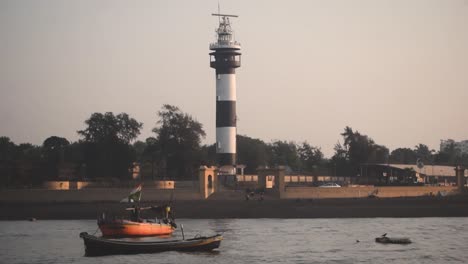 Faro-Y-Barcos-En-La-Orilla-Del-Mar-Arábigo-En-Daman,-India