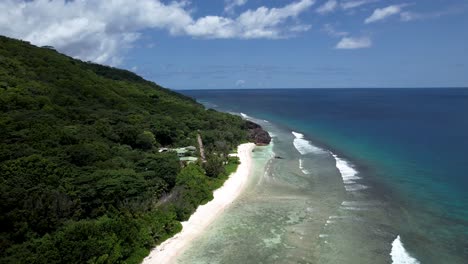 Küste-Der-Insel-La-Digue-Mit-Wellen-Und-Bäumen-Die-Seychellen