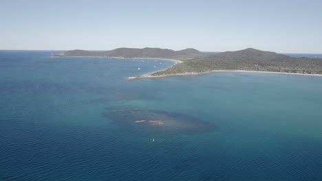 Una-Vista-Del-Arrecife-De-Roca-Del-Pasaje-Cerca-De-La-Playa-De-Putney-En-La-Isla-Great-Keppel-En-La-Costa-De-Capricornio,-Queensland,-Australia
