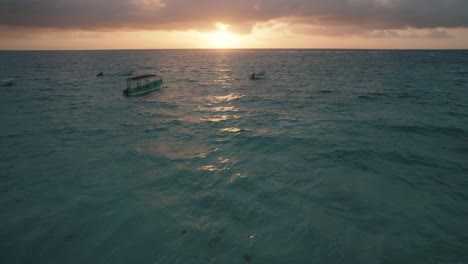Luftdrohne-Rückwärtsaufnahme-Eines-Wunderschönen-Strandes-Mit-Booten,-Bäumen-Und-Booten-Im-Blauen-Meer-In-Tulum-In-Mexiko-Bei-Einem-Wunderschönen-Sonnenuntergang