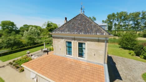 Altes-Bauernhaus-In-Den-Niederlanden.-Fpv-Drohne.