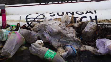 Sungai-Uhr-Flussreinigungssystem-An-Müllbarriere-Installiert,-Um-Die-Flüsse-Von-Bali-Zu-Schützen