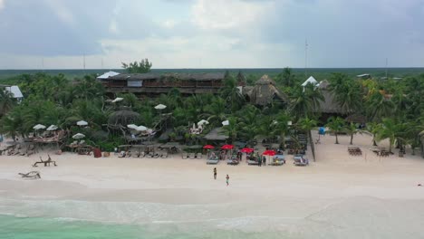 Tropische-Luftlandschaft-Von-Hotels-Und-Resorts-Am-Strand-In-Tulum-Mexiko,-Umgeben-Von-Dschungel