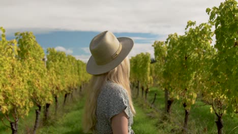 Nahaufnahme-Eines-Mädchens,-Das-Den-Weinberg-Während-Einer-Weinprobe-Bewundert