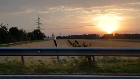 Conduciendo-Por-La-Autopista-En-Alemania-Durante-La-Puesta-De-Sol