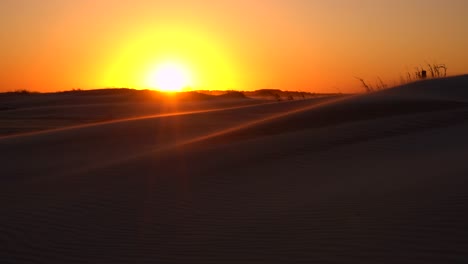 Sanddüne,-Die-Sich-Während-Des-Sonnenuntergangs-Auf-Einer-Kargen-Sandigen-Küstenlinie-Bildet