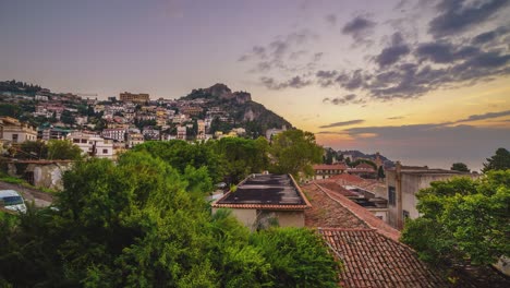 Italienischer-Tourismus---Ein-Atemberaubender-Zeitraffer-Eines-Einzigartigen-Sonnenaufgangs-über-Taormina---Buongiorno-Italia