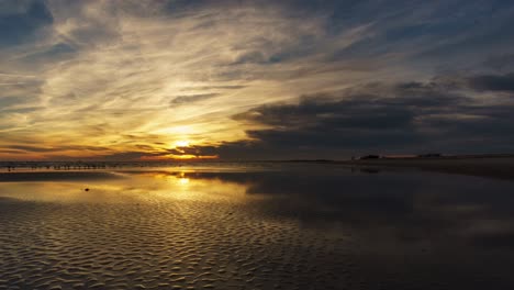 Dramatischer-Goldener-Sonnenuntergang-Im-Zeitraffer-über-Dem-Strand-In-Emerald-Isle,-North-Carolina