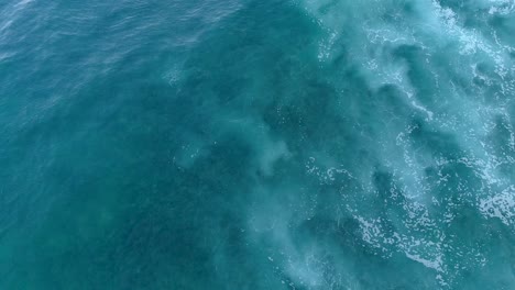 Herrliche-Bewegung-Des-Ozeans,-Turbulentes-Blaues-Wasser-über-Dem-Riff