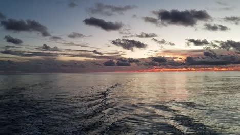 Ein-Atemberaubender-Blick-Auf-Den-Sonnenuntergang-Auf-Den-Malediven-Von-Einer-Tauchsafari-Aus