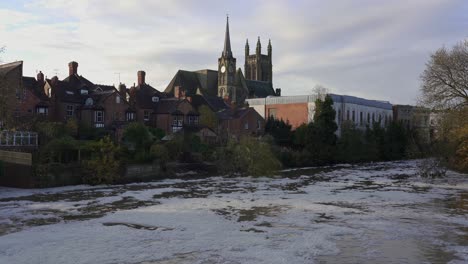 Riverbank-En-Leamington-Spa,-Mostrando-El-Río-Leam-Cerca-De-Desbordarse-E-Inundaciones,-Warwickshire,-Inglaterra