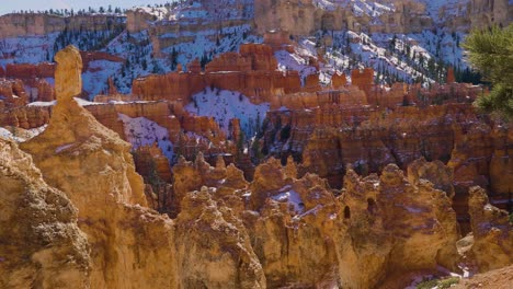 Rote-Und-Oragnefarbene-Felsformationen-Und-Schnee-In-Der-Nähe-Von-Bryce-Canyon-Im-Süden-Von-Utah