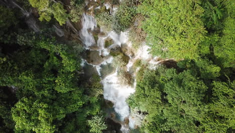 Idyllische-Wasserfälle-Tief-Im-Dschungel-Von-Oben-Nach-Unten-Aus-Der-Vogelperspektive-Aufsteigend-Luft