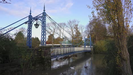 Autumn-in-Leamington-Spa,-the-river-Leam-and-Ornate-Iron-Bridge-on-a-tranquil-day