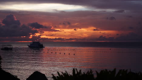 Schöne-Sonnenaufgangsansicht-Eines-Strandes-Mit-Silhouette-Der-Yacht