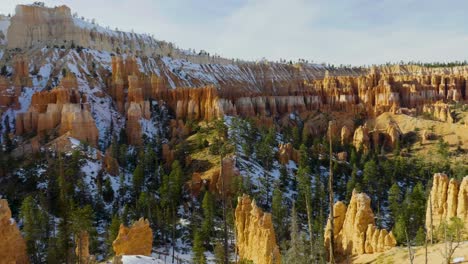 Pasar-Por-Alto-La-Formación-De-Rocas-Rojas-Y-Naranjas-Y-La-Nieve-Cerca-Del-Cañón-Bryce-En-El-Sur-De-Utah
