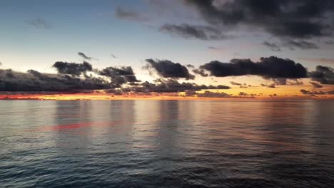 Ein-Atemberaubender-Blick-Auf-Den-Sonnenuntergang-Auf-Den-Malediven-Von-Einer-Tauchsafari-Aus