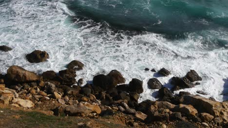 Wellen-über-Felsen-Kamera-=-Statische-Aufnahme-Mit-Blick-Auf-Die-Wellen,-Die-über-Felsen-Hereinkommen,-Aufgenommen-Von-Melia-Atlanterra-In-Spanien