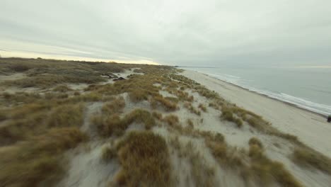 Drone-Volando-Bajo-Sobre-Las-Dunas-En-Una-Playa-Holandesa