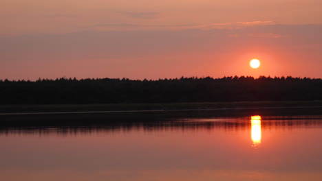 Aufnahme-Eines-Sonnenuntergangs-Hinter-Einem-See