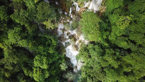 Von-Oben-Nach-Unten-Luftbild-Von-Kuang-Si-Wasserfällen,-Luang-Prabang,-Laos