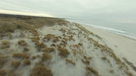 Drohne-Fliegt-Tief-über-Die-Dünen-An-Einem-Holländischen-Strand