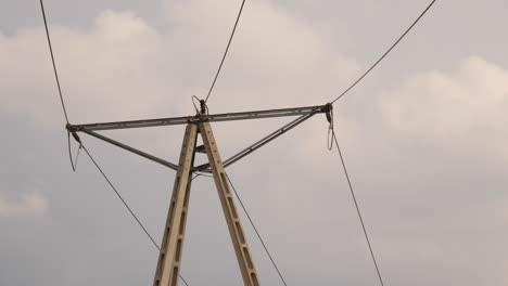 Toma-De-Detalle-De-Una-Torre-De-Cables-Eléctricos