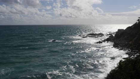Blick-Entlang-Der-Küste-In-Spanien-In-Der-Dämmerung-Kamera-=-Statische-Aufnahme-Entlang-Der-Küste-Von-Einem-Aussichtspunkt-In-Der-Nähe-Von-Tarifa-In-Spanien-Bei-Sonnenuntergang