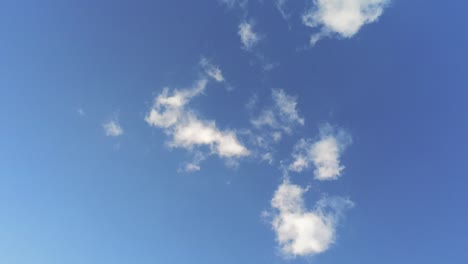 Nach-Oben-Rotierender-Blick-Auf-Den-Blauen-Himmel-Mit-Cumulus-Wolken-In-Deutschland,-Europa
