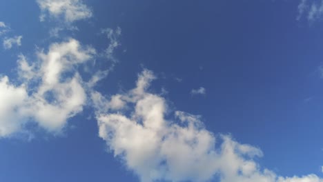 Vista-Giratoria-Del-Cielo-Azul-Con-Nubes-Cúmulos-En-Alemania